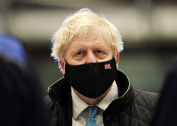 HOLYHEAD, UNITED KINGDOM - JANUARY 27:  Prime Minister Boris Johnson wears a face mask as he visits RAF Valley in Holyhead on January 27, 2022 in Anglesey, North Wales. The findings from Sue Gray's inquiry into several alleged lockdown rule-breaking parties at Downing Street, during the time when strict Covid-19 restrictions were in place, are expected to be published this week while Metropolitan Police announced on Tuesday it's conducting its own investigation into the alleged events.  (Photo by Carl Recine - WPA Pool/Getty Images)