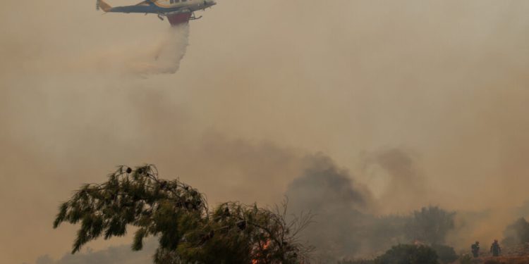 Δεύτερη ημέρα της πυρκαγιάς στο νησί της Χίου, Δευτέρα 23 Ιουνίου 2025. Στα μέτωπα της φωτιάς επιχείρησαν 190 πυροσβέστες - ανάμεσά τους 11 ομάδες πεζοπόρων - 38 οχήματα και 4 εναέρια μέσα, υδροφόρες και μηχανήματα έργου από τον Ελληνικό Στρατό και την Τοπική Αυτοδιοίκηση.  
(ΚΩΣΤΑΣ ΑΝΑΓΝΩΣΤΟΥ/EUROKINISSI)