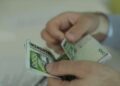 1.4 trilion lekë kursime: Shqiptarët vazhdojnë të kursejnë edhe gjatë sezonit të pushimeve, kredi më të ulëta.