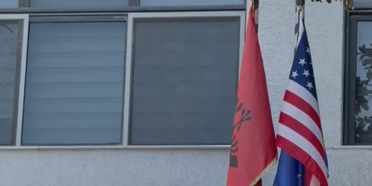 23-vjeçari Emanuel Shkëmbi dënohet për kanosje me armë ndaj nënës dhe vajzës, punonjëse në hotelin e tij