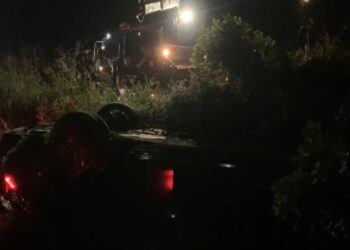 Aksident në Lezhë/ Një makinë i ndërpret rrugën, automjeti tjetër përfundon në parcelën përb paralelo, tre të lënduar.