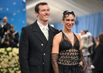 Çifti i njohur nis një aventurë të re, Dua Lipa dhe Calum Turner themelojnë TwentyTwo Films.