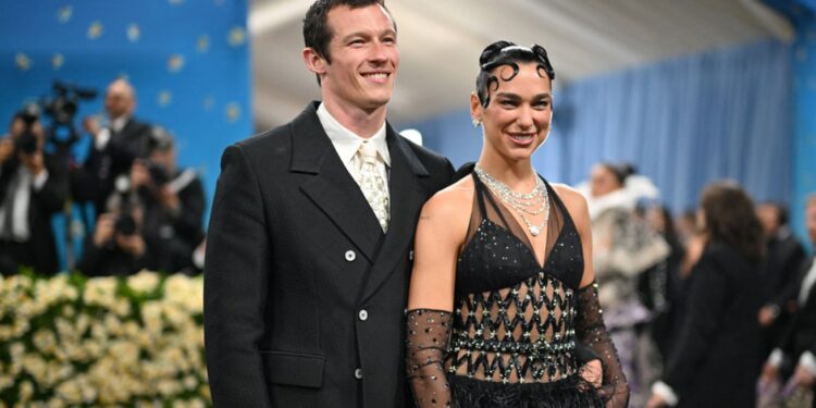 Çifti i njohur nis një aventurë të re, Dua Lipa dhe Calum Turner themelojnë TwentyTwo Films.