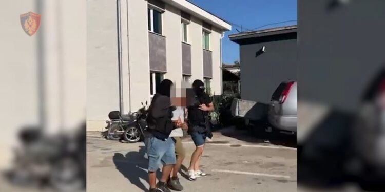 Dy vëllezër shqiptarë të dënuar nga gjykata italiane arrestohen për lidhje me organizatat kriminale në trafikimin e drogës.