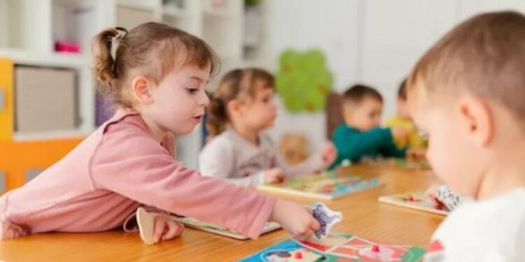 Edukatorja në Tiranë ndiqet ligjërisht për goditjen e një fëmije në kopsht.