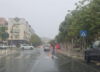Erëra të fuqishme dhe shi i dendur në Durrës, pushuesit mbyllin çadrat dhe lënë plazhin.