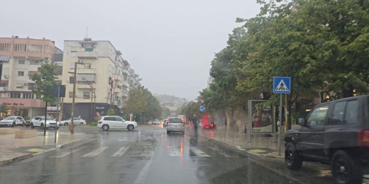 Erëra të fuqishme dhe shi i dendur në Durrës, pushuesit mbyllin çadrat dhe lënë plazhin.