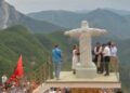Foto dhe Video: Statuja e Jezusit në malet e Tropojës shkakton polemika për ngjashmërinë me monumentin në Rio de Janeiro dhe standartin e realizimit.