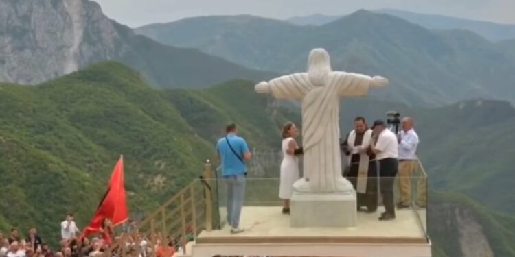 Foto dhe Video: Statuja e Jezusit në malet e Tropojës shkakton polemika për ngjashmërinë me monumentin në Rio de Janeiro dhe standartin e realizimit.