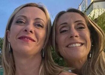 Giorgia Meloni e motra e saj "viktima" të një uebi që publikon fotot e grave me komente seksiste: Kryeministrja italiane e quajti të neveritshëm dhe kërkoi dënim të ashpër.