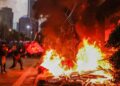 Indonezia në kaos pas vdekjes së një taksisti 21-vjeçar! Protesta të dhunshme shkaktojnë 3 të vdekur dhe ndërtesa të shkatërruara nga zjarri.