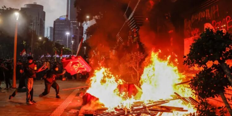 Indonezia në kaos pas vdekjes së një taksisti 21-vjeçar! Protesta të dhunshme shkaktojnë 3 të vdekur dhe ndërtesa të shkatërruara nga zjarri.