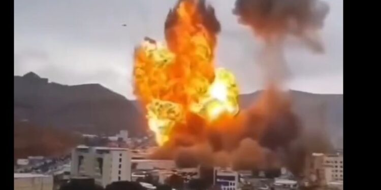 Izraeli sulmon kryeqytetin e Jemenit, mediat israelite raportojnë për eliminimin e të gjithë udhëheqësve të Houthi-t.