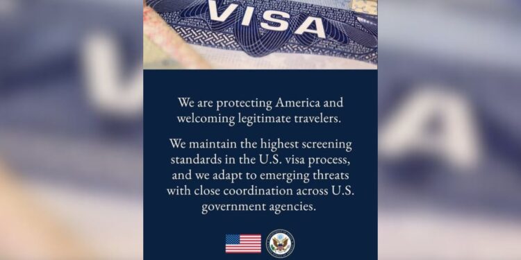 Kontrolli i vizave nga SHBA: Ambasada amerikane në Tiranë thekson angazhimin për të mbrojtur Amerikën dhe mirëpritjen e udhëtarëve të ligjshëm.