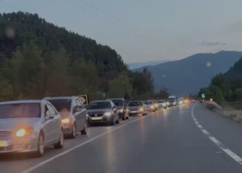 Kosovarët e pushimeve ndërpriten në Velipojë e Shëngjin, trafik i dendur në Milot