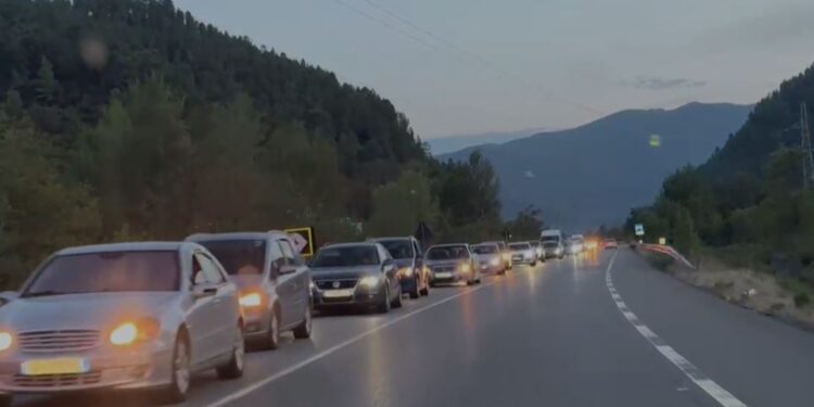Kosovarët e pushimeve ndërpriten në Velipojë e Shëngjin, trafik i dendur në Milot
