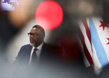 Kryebashkiaku i Çikagos firmos një urdhër që ka si qëllim të sfidojë planet e Trumpit për ndalimin e emigracionit.