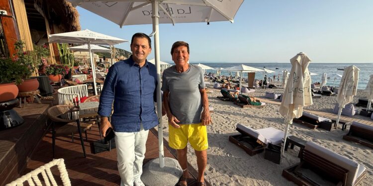 Legjenda e muzikës italiane Gianni Morandi zgjedh jugun e Shqipërisë për pushime: Miqtë e tij e nderuan me bukuritë e vendit tuaj.
