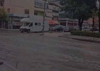 Lushnja në përmbytje, shiu përmbyt rrugët e qytetit në disa minuta