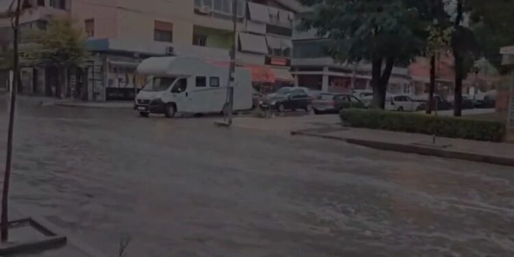 Lushnja në përmbytje, shiu përmbyt rrugët e qytetit në disa minuta