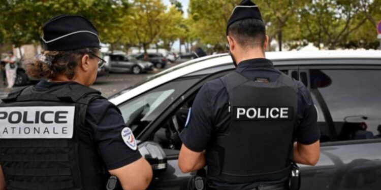 Makina përshkon turmën në Francë pas një përplasje në një bar, një të vdekur dhe pesë të plagosur, dy prej të cilëve në gjendje kritike.