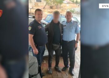 Maqedonasit me parashutë ngriten në fluturim në Shën Nuam, por era e fuqishme i shpuri në Tushemisht! Policia shqiptare ofron ndihmë.