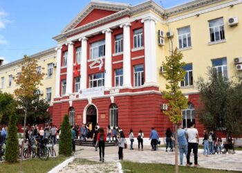 Maturantët preferojnë “shtetin”, 60% e tyre kanë vendosur të aplikojnë në universitetin e Tiranës.