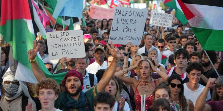 Mijëra protestues shprehin kundërshtimin ndaj luftës në Gaza gjatë Festivalit të 82-të të Filmit në Venecia.