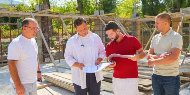 Nënkryetari i Bashkisë Tiranë, Sulaj, viziton ndërtimin e shkollës së re "Mersin Duqi" në Bërzhitë: Pritet të presë mbi 180 nxënës.