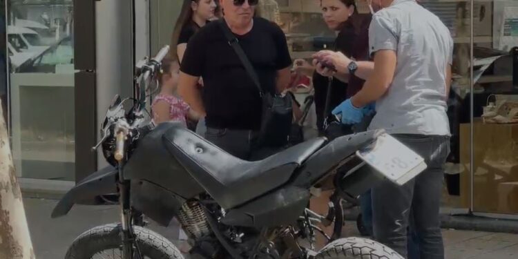 Panik në Shkodër! Një person i armatosur hyn në dyqanin e argjendarisë me skafandër dhe nuk pranon të japë identitetin, largohet me shpejtësi dhe lë pas motorin.