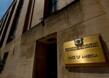 Përsëri prerje në Zërin e Amerikës: Drejtoresha e Agjencisë Amerikane për Median Globale thotë se do të përmirësojmë funksionimin e një agjencie në gjendje të rëndë.