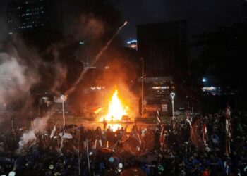 Protestat për pagat e deputetëve në Indonezi shpërthejnë pas vdekjes së një shoferi, policia nën akuza.