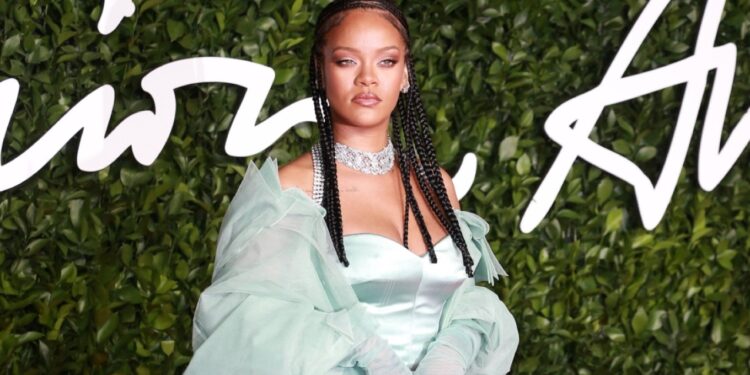 Rihanna feston 20 vjet në muzikë: "Falënderoj Zotin për bujarinë e Tij"