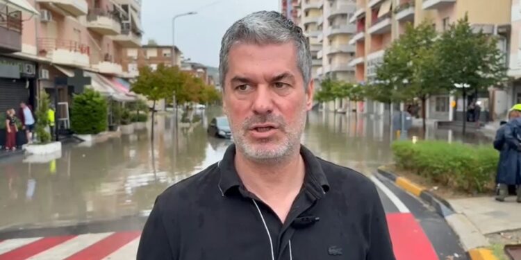 Shira të forta në Vlorë, kryebashkiaku Dredha apelon për kujdes në qarkullim