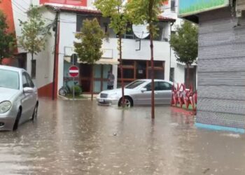 Stuhia dhe shirat e fortë shkaktojnë përmbytje në Lezhë, niveli i ujit arrin deri në 30 cm.