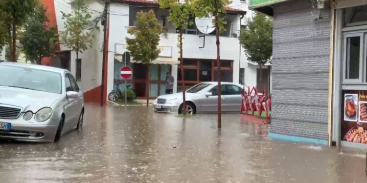 Stuhia dhe shirat e fortë shkaktojnë përmbytje në Lezhë, niveli i ujit arrin deri në 30 cm.