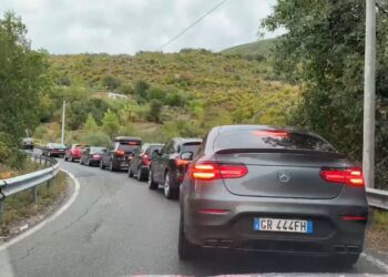 Stuhia 'tremb' turistët në Velipojë dhe Shëngjin, trafik i ngarkuar në rrugët Shkodër–Lezhë dhe Lezhë–Milot.