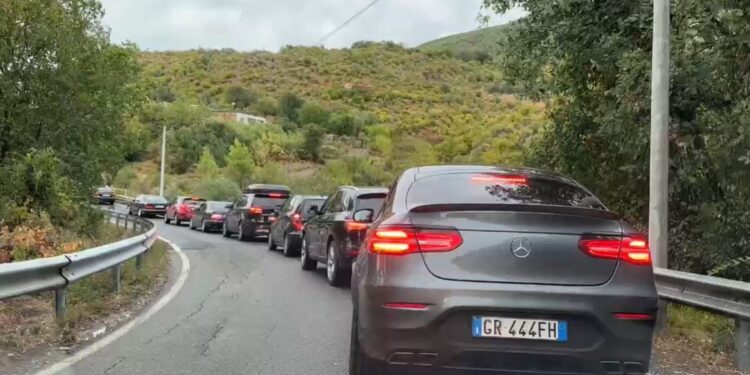 Stuhia 'tremb' turistët në Velipojë dhe Shëngjin, trafik i ngarkuar në rrugët Shkodër–Lezhë dhe Lezhë–Milot.