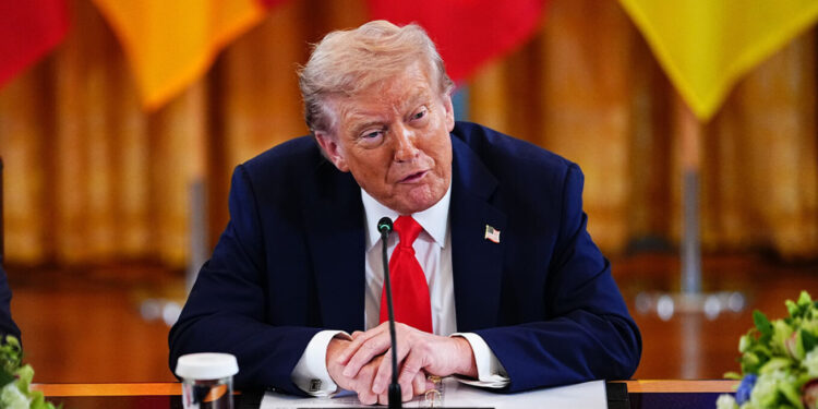 Takimi mes Putinit dhe Zelenskyt nuk do të ndodhë, por mund të organizohet një samit me tre palë.../ Trump: Ndoshta Moska dhe Kievi duhet të vazhdojnë luftën pak më gjatë.