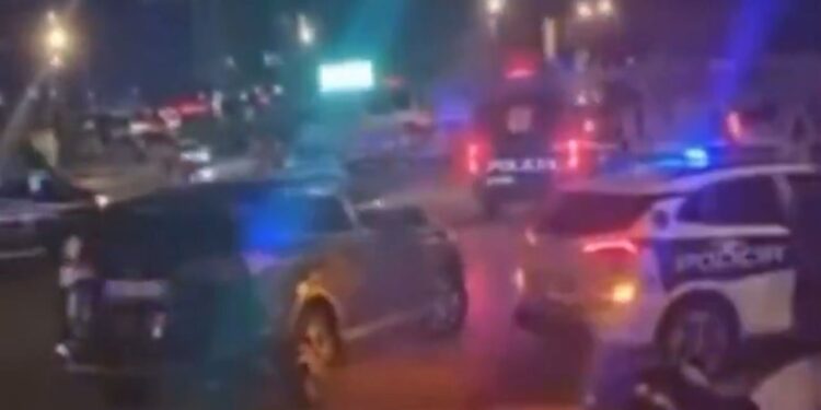 Tifozët polakë provokojnë me banderolën “Kosova është Serbi” dhe shpërfillin bustin e Skënderbeut; autobusi i tyre sulmohet në rrugë drejt Rinasit! Policia nis hetimet.