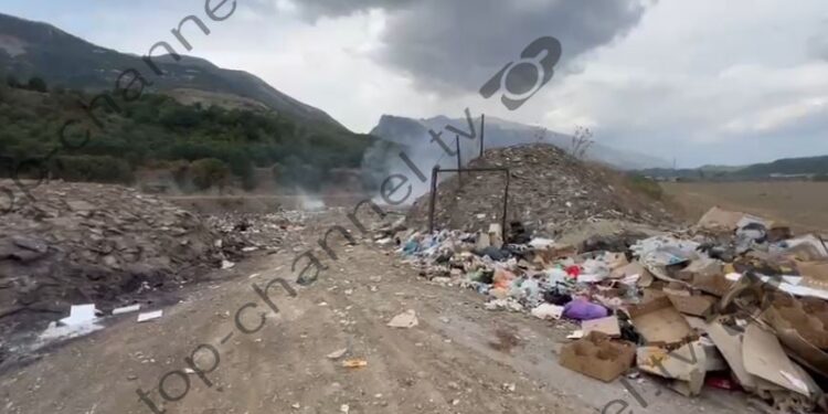 Video/ Ndotje alarmante në Parkun Kombëtar të Vjosës! Mbeturinat po digjen në “lumin e egër të Europës”