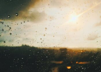 Vranësira me shira dhe kthjellime në pasdite, parashikimi i motit për këtë të diel.