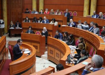 11:30
Update/ Këshilltarët socialistë po shqyrtojnë vendimin për shkarkimin e Veliajt si kryetar bashkie