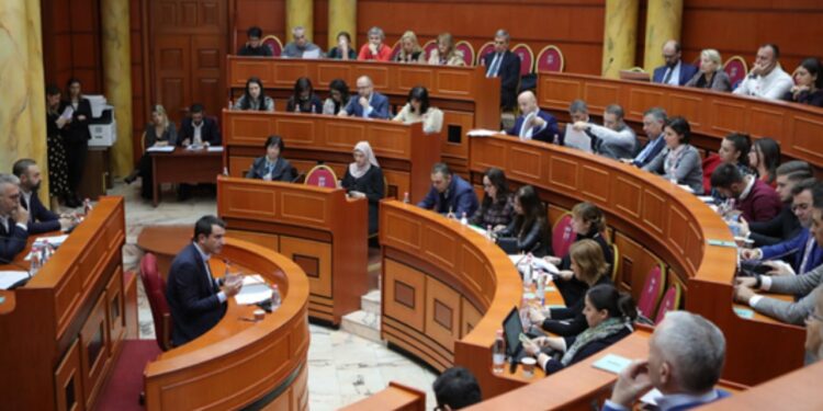 11:30
Update/ Këshilltarët socialistë po shqyrtojnë vendimin për shkarkimin e Veliajt si kryetar bashkie