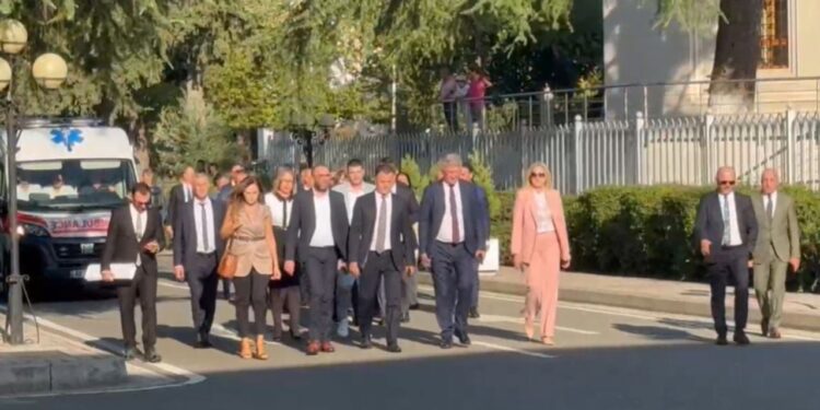 17:00

Demokratët arrijnë në Kuvend, pritet betimi i deputetëve të rinj së shpejti

Grupi i deputetëve demokratë ka mbërritur në selinë e Kuvendit disa minuta përpara fillimit të seancës, ku do të realizohet betimi i ligjvënësve të rinj.