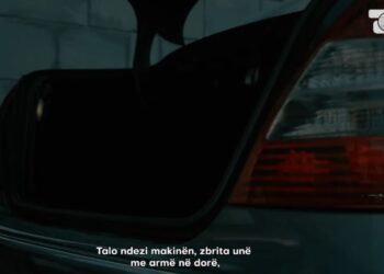 22:04 - Historia e Brendshme: Nuredin Dumani Rrëfen Grabitjen e Fajdexhiut: “E qëllova në gjoks me pistoletë, por ai u ngrit dhe u përball me mua”
Një sulm i ri po planifikohej në Elbasan, këtë herë ndaj një personi me trajnim ushtarak, Xhemail Liçi, i njohur si doganier, kambist ilegal dhe fajdexhi.