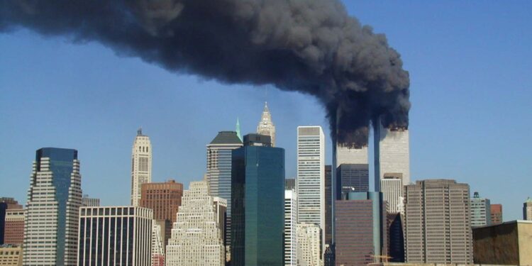 24 vjet nga sulmi terrorist që ndihmoi në formësimin e botës, SHBA-ja përkujton me heshtje tragjedinë e 11 Shtatorit.