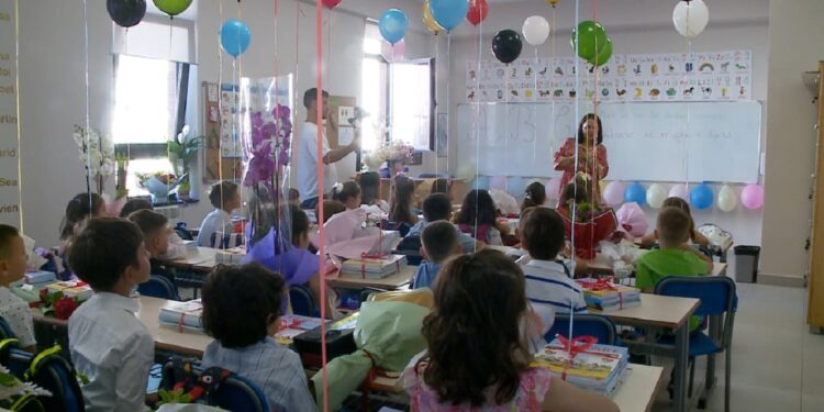 345 mijë nxënës do të fillojnë nesër vitin e ri shkollor 2025-2026, ja çfarë ndodh me sistemin arsimor/ Dhjetëra klasa të para në Korçë mbeten pa regjistrime.