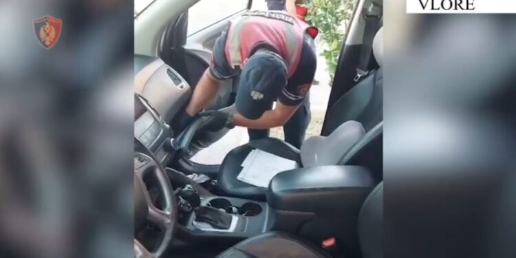 41-vjeçari në Vlorë arrestohet për kanabis dhe kokainë të gjetura në kroskotin e makinës