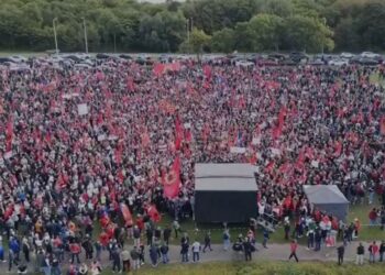 5000 shqiptarë protestojnë përpara Gjykatës së Hagës: Thirrje për të ndalur farsën ndaj liderëve të UÇK-së.